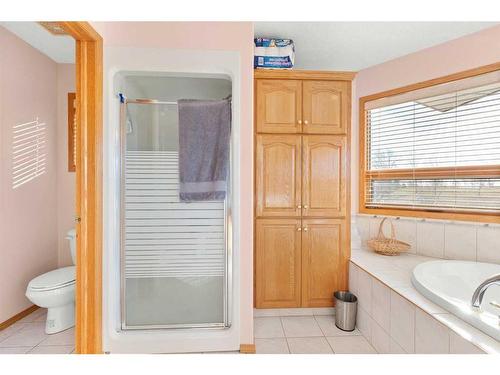 14 Riverview Drive Se, Redcliff, AB - Indoor Photo Showing Bathroom