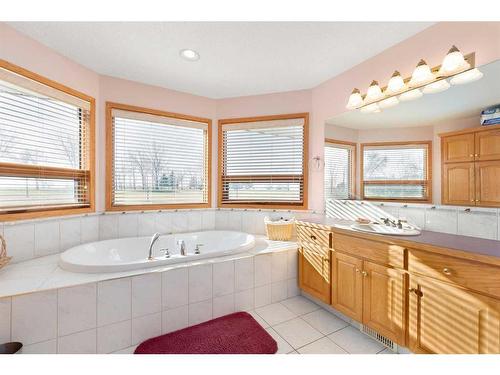 14 Riverview Drive Se, Redcliff, AB - Indoor Photo Showing Bathroom