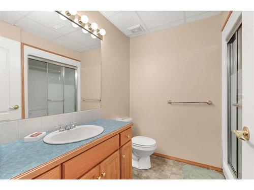 14 Riverview Drive Se, Redcliff, AB - Indoor Photo Showing Bathroom