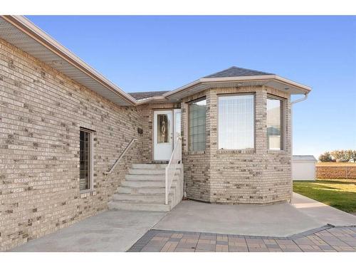 14 Riverview Drive Se, Redcliff, AB - Outdoor