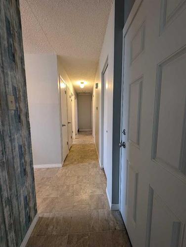 193 Seven Persons Drive Sw, Medicine Hat, AB - Indoor Photo Showing Other Room