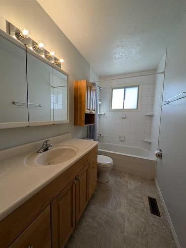 193 Seven Persons Drive Sw, Medicine Hat, AB - Indoor Photo Showing Bathroom