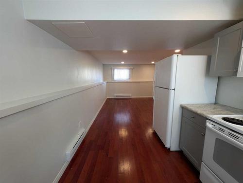 193 Seven Persons Drive Sw, Medicine Hat, AB - Indoor Photo Showing Kitchen