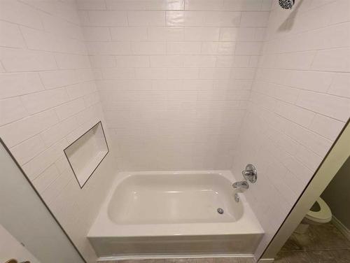 193 Seven Persons Drive Sw, Medicine Hat, AB - Indoor Photo Showing Bathroom