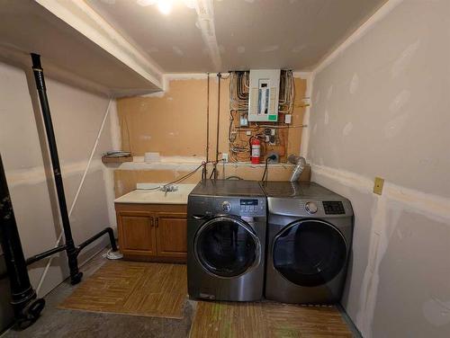 193 Seven Persons Drive Sw, Medicine Hat, AB - Indoor Photo Showing Laundry Room