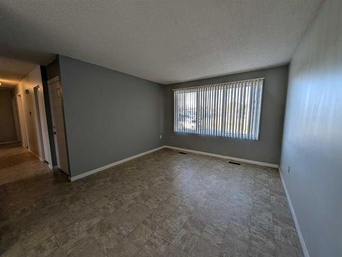 193 Seven Persons Drive Sw, Medicine Hat, AB - Indoor Photo Showing Other Room