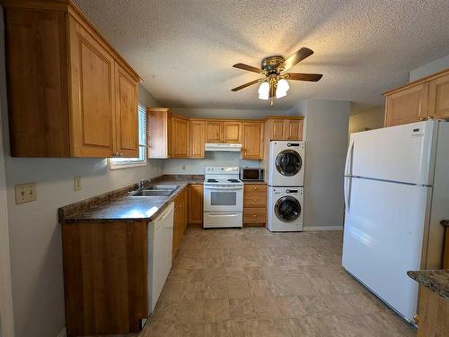 193 Seven Persons Drive Sw, Medicine Hat, AB - Indoor Photo Showing Kitchen With Double Sink