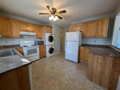 193 Seven Persons Drive Sw, Medicine Hat, AB - Indoor Photo Showing Kitchen With Double Sink