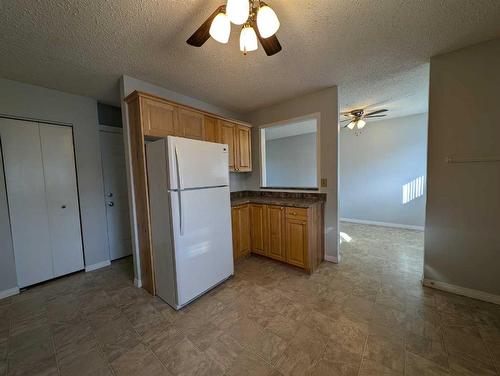 193 Seven Persons Drive Sw, Medicine Hat, AB - Indoor Photo Showing Kitchen