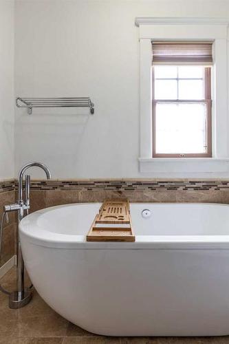 825 8 Street Se, Medicine Hat, AB - Indoor Photo Showing Bathroom