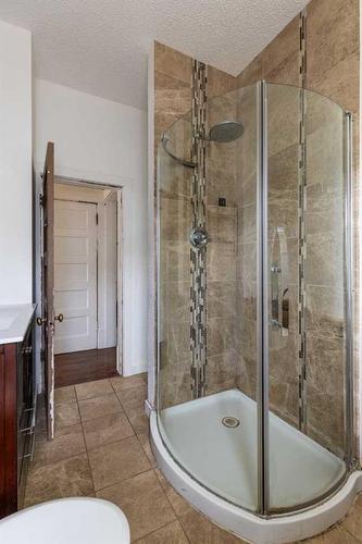 825 8 Street Se, Medicine Hat, AB - Indoor Photo Showing Bathroom