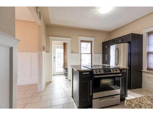 825 8 Street Se, Medicine Hat, AB - Indoor Photo Showing Kitchen