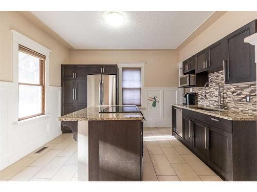 825 8 Street Se, Medicine Hat, AB - Indoor Photo Showing Kitchen With Upgraded Kitchen