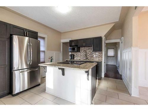 825 8 Street Se, Medicine Hat, AB - Indoor Photo Showing Kitchen With Upgraded Kitchen