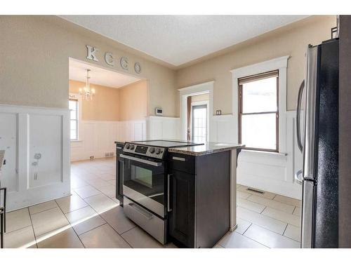 825 8 Street Se, Medicine Hat, AB - Indoor Photo Showing Kitchen