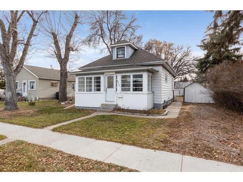 825 8 Street Se, Medicine Hat, AB - Outdoor With Facade