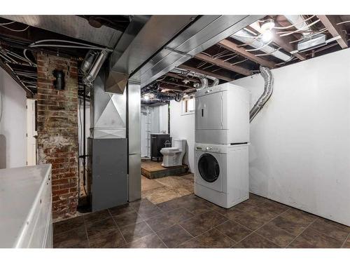 825 8 Street Se, Medicine Hat, AB - Indoor Photo Showing Laundry Room