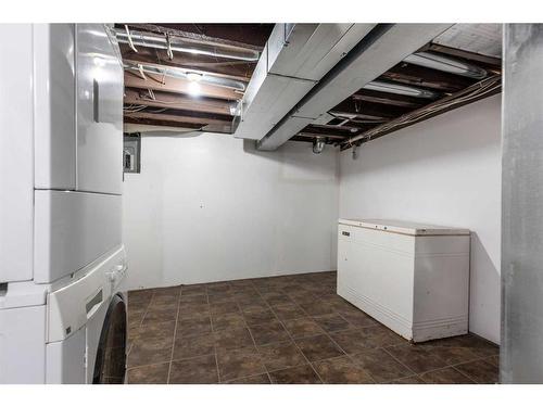 825 8 Street Se, Medicine Hat, AB - Indoor Photo Showing Laundry Room