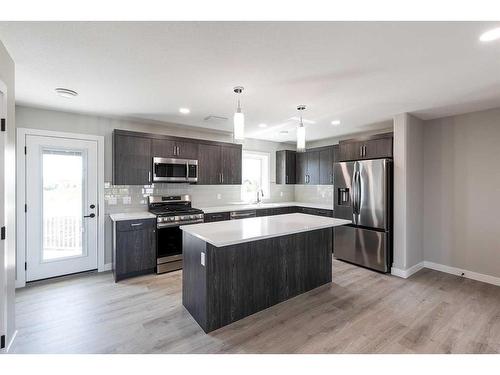 186 Somerset Way Se, Medicine Hat, AB - Indoor Photo Showing Kitchen With Upgraded Kitchen