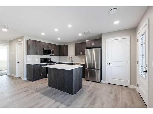 186 Somerset Way Se, Medicine Hat, AB - Indoor Photo Showing Kitchen