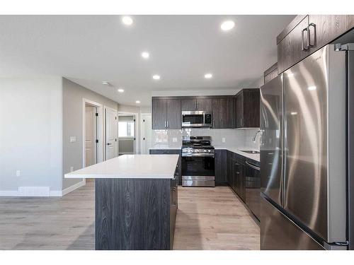 186 Somerset Way Se, Medicine Hat, AB - Indoor Photo Showing Kitchen With Upgraded Kitchen