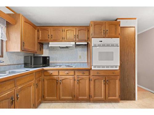 368 Beaufort Crescent Sw, Medicine Hat, AB - Indoor Photo Showing Kitchen