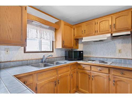 368 Beaufort Crescent Sw, Medicine Hat, AB - Indoor Photo Showing Kitchen With Double Sink