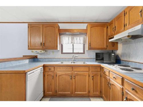 368 Beaufort Crescent Sw, Medicine Hat, AB - Indoor Photo Showing Kitchen With Double Sink