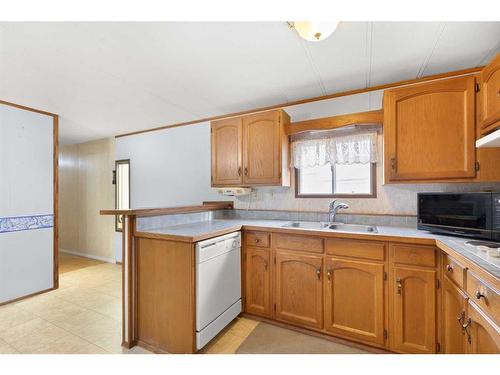 368 Beaufort Crescent Sw, Medicine Hat, AB - Indoor Photo Showing Kitchen With Double Sink