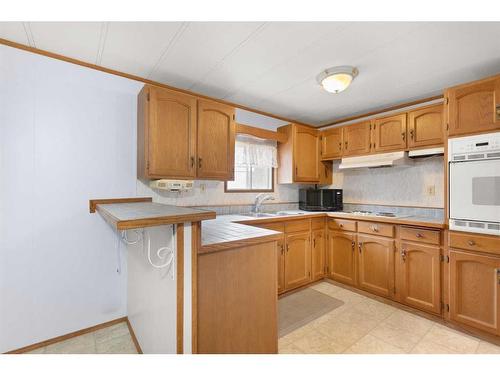 368 Beaufort Crescent Sw, Medicine Hat, AB - Indoor Photo Showing Kitchen With Double Sink