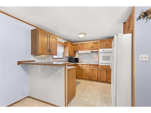 368 Beaufort Crescent Sw, Medicine Hat, AB - Indoor Photo Showing Kitchen