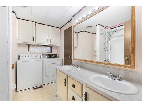 368 Beaufort Crescent Sw, Medicine Hat, AB - Indoor Photo Showing Laundry Room