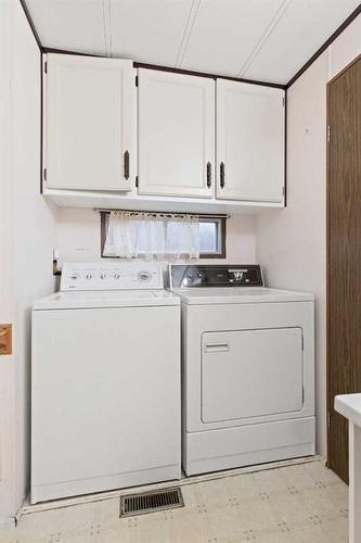 368 Beaufort Crescent Sw, Medicine Hat, AB - Indoor Photo Showing Laundry Room