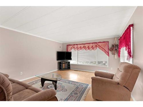 368 Beaufort Crescent Sw, Medicine Hat, AB - Indoor Photo Showing Living Room