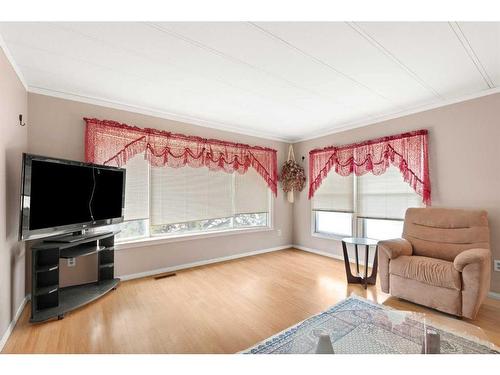 368 Beaufort Crescent Sw, Medicine Hat, AB - Indoor Photo Showing Living Room