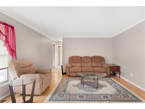 368 Beaufort Crescent Sw, Medicine Hat, AB - Indoor Photo Showing Living Room