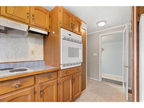 368 Beaufort Crescent Sw, Medicine Hat, AB - Indoor Photo Showing Kitchen