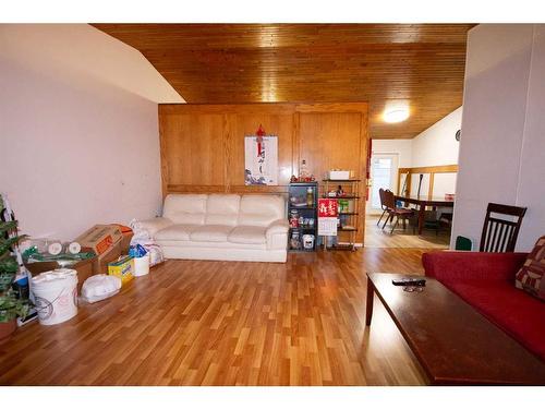 102 Calder Crescent Se, Medicine Hat, AB - Indoor Photo Showing Living Room