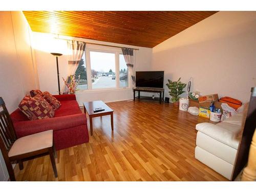 102 Calder Crescent Se, Medicine Hat, AB - Indoor Photo Showing Living Room