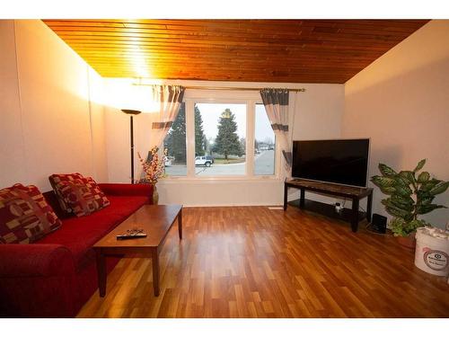 102 Calder Crescent Se, Medicine Hat, AB - Indoor Photo Showing Living Room