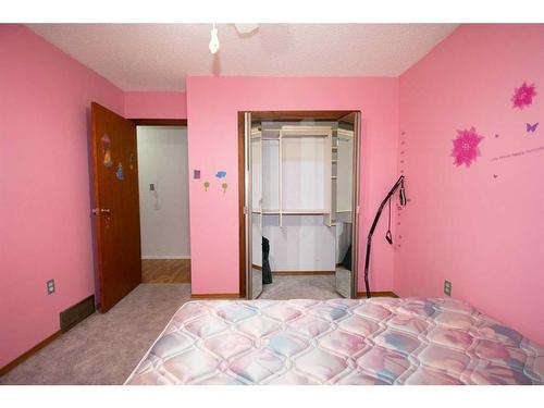 102 Calder Crescent Se, Medicine Hat, AB - Indoor Photo Showing Bedroom