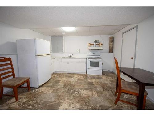 102 Calder Crescent Se, Medicine Hat, AB - Indoor Photo Showing Kitchen