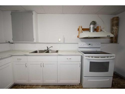 102 Calder Crescent Se, Medicine Hat, AB - Indoor Photo Showing Kitchen With Double Sink