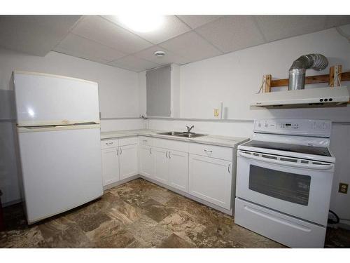 102 Calder Crescent Se, Medicine Hat, AB - Indoor Photo Showing Kitchen With Double Sink