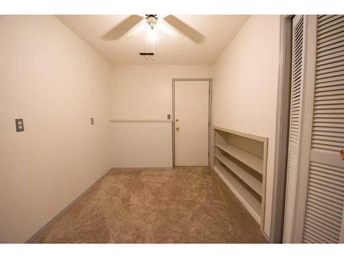 102 Calder Crescent Se, Medicine Hat, AB - Indoor Photo Showing Other Room