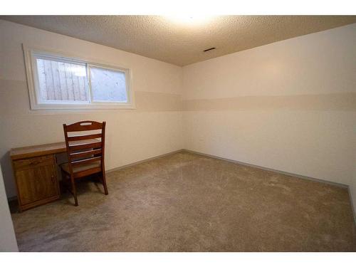 102 Calder Crescent Se, Medicine Hat, AB - Indoor Photo Showing Other Room