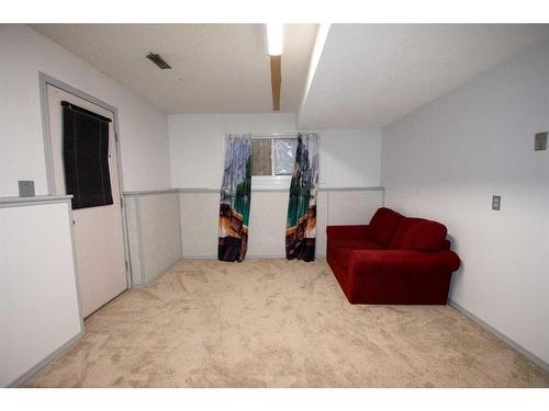 102 Calder Crescent Se, Medicine Hat, AB - Indoor Photo Showing Other Room