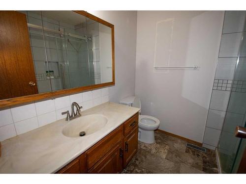 102 Calder Crescent Se, Medicine Hat, AB - Indoor Photo Showing Bathroom