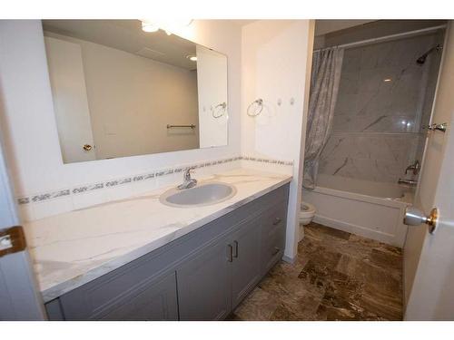 102 Calder Crescent Se, Medicine Hat, AB - Indoor Photo Showing Bathroom