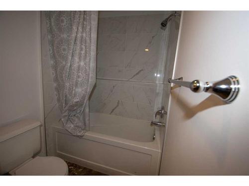 102 Calder Crescent Se, Medicine Hat, AB - Indoor Photo Showing Bathroom